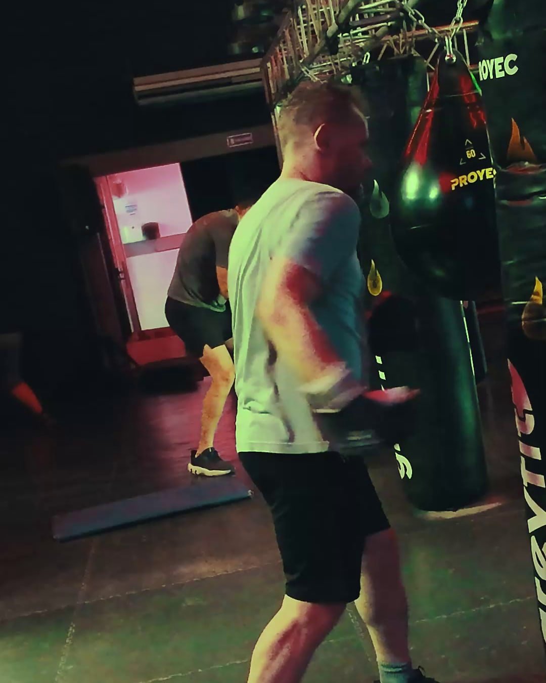 Alumno entrenando en la bolsa con luz verde