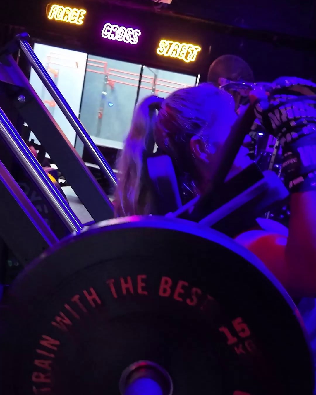 Disco de pesas con la frase Train with the beast