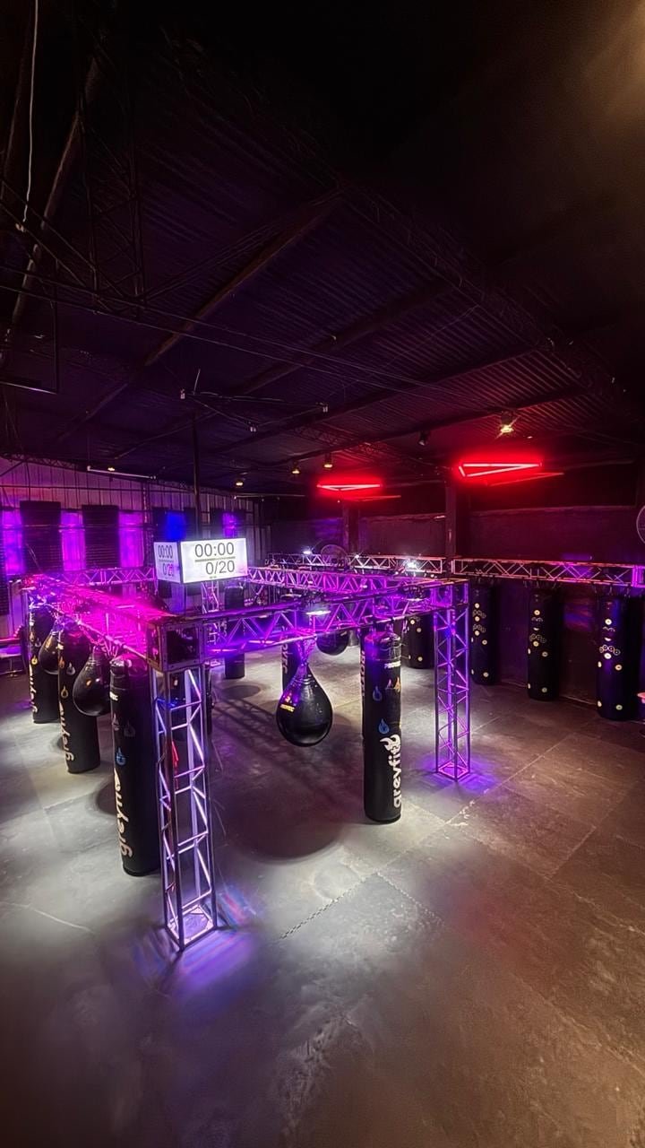 Ring de truss con bolsas colgadas e iluminación violeta